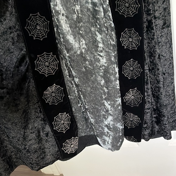 🕷️ WITCH CLOAK/COSTUME 💀 WOMEN’S MEDIUM 👻🎃VELVETY - Picture 10 of 15